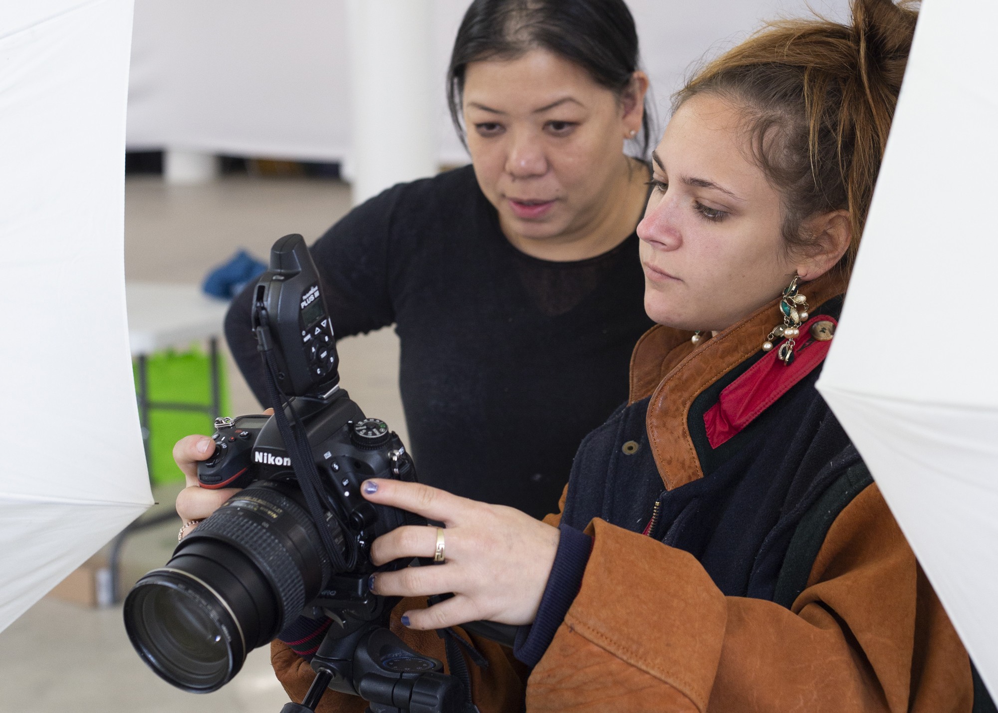 A student photographer from Pratt works alongside a Made in NYC member to create product photos.